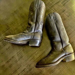 Black leather Justin’s cowboy boots